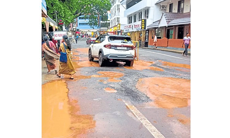 ಕೊಲ್ಲೂರು ಮುಖ್ಯ ರಸ್ತೆ ಹೊಂಡಮಯ: ಭಕ್ತರಿಗೆ ಕಿರಿಕಿರಿ