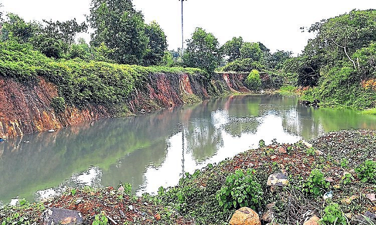 ಅಳಪೆ ಪಡ್ಪು: ಹೊಂಡದಲ್ಲಿದೆ ಅಪಾಯ!