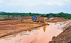 Hosangadi: ಮೀಂಜದ ತುಂಬ ಕೆಂಪು ಕಲ್ಲು ಕೋರೆ ಪ್ರಪಂಚ