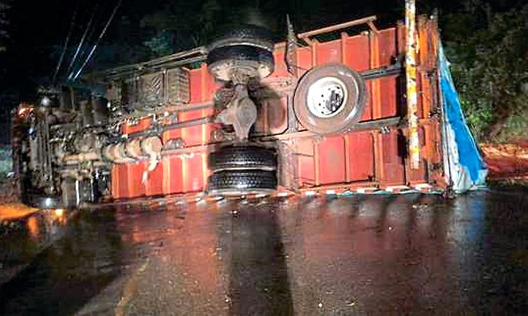 ಸಂಪಾಜೆ: ಗೇರು ಬೀಜ ಹೇರಿಕೊಂಡು ಹೋಗುತ್ತಿದ್ದ ಲಾರಿ ಪಲ್ಟಿ
