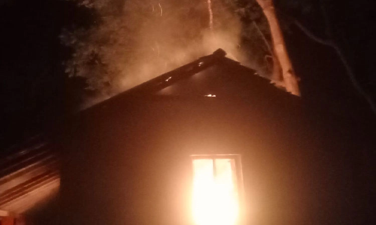 Kudur: ಪ್ರಾಥಮಿಕ ಶಾಲಾ ಕೊಠಡಿಯಲ್ಲಿ ತಡರಾತ್ರಿ ಬೆಂಕಿ, 2 ಲಕ್ಷ ರೂ. ಮೌಲ್ಯದ ಪೀಠೋಪಕರಣ ಭಸ್ಮ