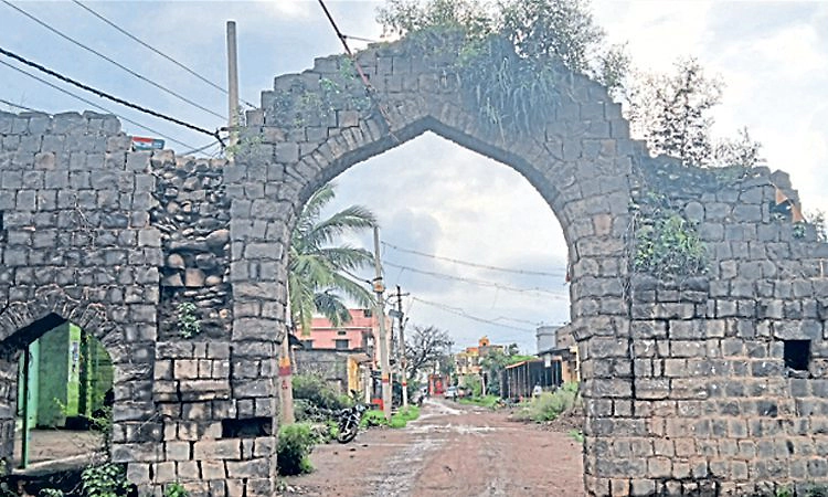 Hulsur ಐತಿಹಾಸಿಕ ಮಹಾದ್ವಾರದಲ್ಲಿ ಬಿರುಕು