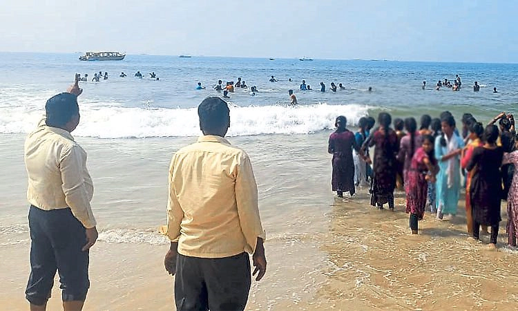 ಬೀಚ್‌ಗಳಲ್ಲಿ ಶಾಲಾ ಮಕ್ಕಳ ಕಲರವ ; ಮೈಮರೆಯುವ ಮಕ್ಕಳ ಬಗ್ಗೆ ಇರಲಿ ಎಚ್ಚರ