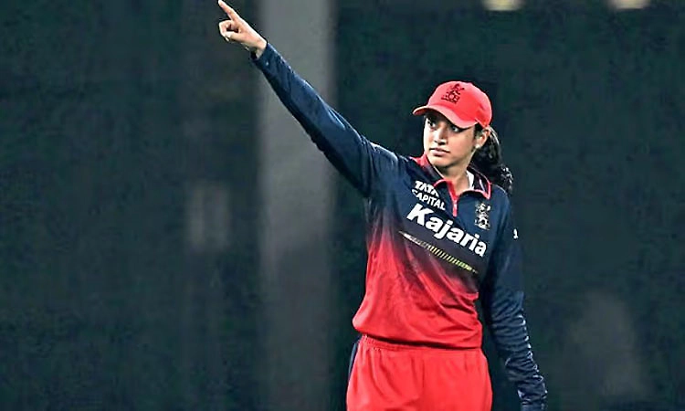 WPL: Smriti Mandhana annoyed by cameraman in the very first match
