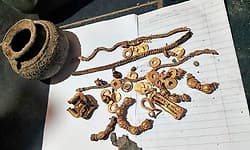 Gadag: ಐತಿಹಾಸಿಕ ಲಕ್ಕುಂಡಿಯಲ್ಲಿ ಪುರಾತನ ಕಾಲದ ಚಿನ್ನಾಭರಣಗಳಿದ್ದ ನಿಧಿ ಪತ್ತೆ