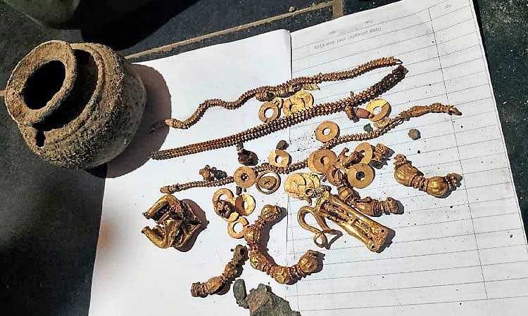 Gadag: ಐತಿಹಾಸಿಕ ಲಕ್ಕುಂಡಿಯಲ್ಲಿ ಪುರಾತನ ಕಾಲದ ಚಿನ್ನಾಭರಣಗಳಿದ್ದ ನಿಧಿ ಪತ್ತೆ