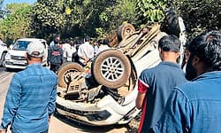 Bajpe: ಎಕ್ಕಾರು; ಕಾರು-ಕಾರಿಗೆ ಢಿಕ್ಕಿ ಹೊಡೆದು ಪಲ್ಟಿ; ಇಬ್ಬರಿಗೆ ಗಾಯ