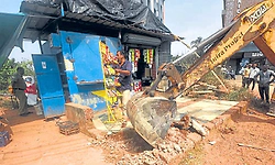 Ullal: ತೊಕ್ಕೊಟ್ಟಿನಿಂದ ಅಸೈಗೋಳಿ: ಹೆದ್ದಾರಿ ಬದಿಯ ಅಂಗಡಿಗಳ ತೆರವು