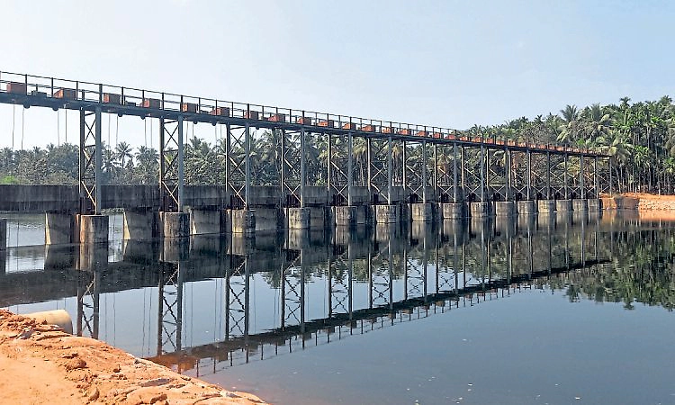 Hemmadi: ಆತ್ರಾಡಿ ಅಣೆಕಟ್ಟು: ನೀರು ಸೋರಿಕೆಗಿಲ್ಲ ತಡೆ