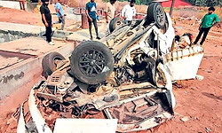 ಕನ್ನುಕೆರೆಯಲ್ಲಿ ಭೀಕರ ಅಪಘಾತ: ರಸ್ತೆ ವಿಭಾಜಕ ದಾಟಿ ಚರಂಡಿಗೆ ಉರುಳಿದ ಫಾರ್ಚೂನರ್‌ ಕಾರು