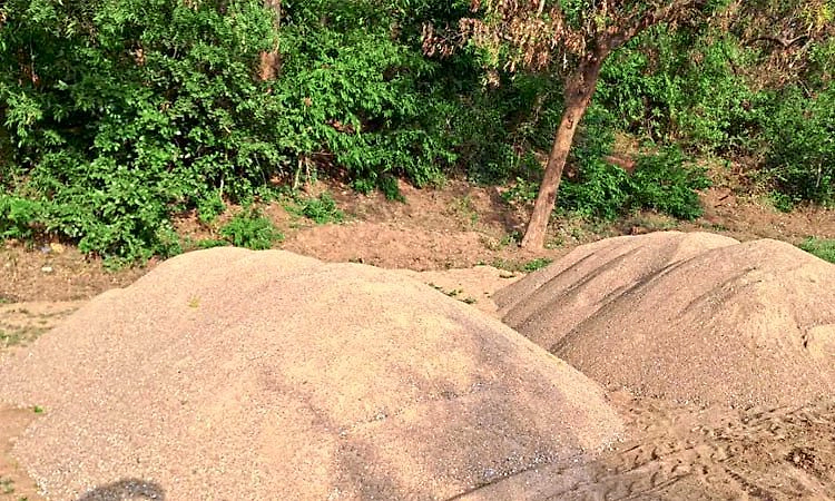 Bramavara: ಅವಧಿ ಮೀರಿದ ಪರವಾನಗಿ: ಮರಳು ಅಕ್ರಮ ಸಾಗಾಟ