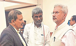 Protection of Kannadigas in Gulf countries; MP meets Union Minister