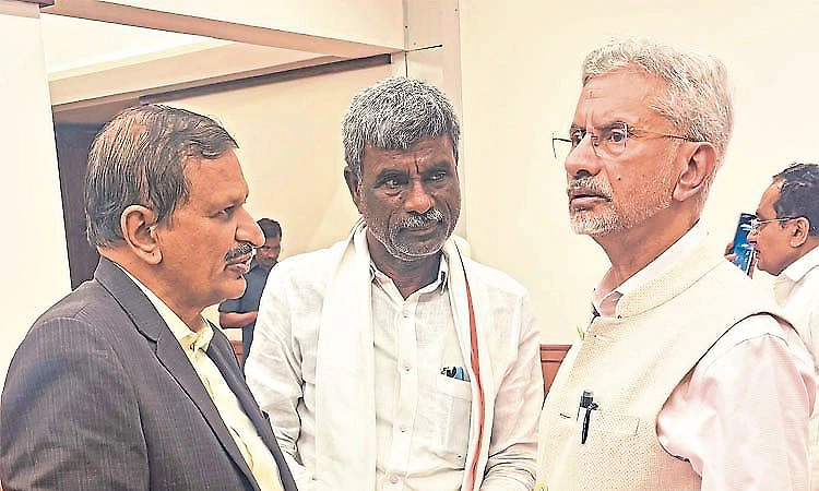 Protection of Kannadigas in Gulf countries; MP meets Union Minister