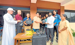 ಈಶ್ವರ ಮಲ್ಪೆ ತಂಡಕ್ಕೆ 7 ಲಕ್ಷ ರೂ. ಮೌಲ್ಯದ ನೀರಿನಡಿಯ ಸಂವಹನ ಸಾಧನ ಹಸ್ತಾಂತರ