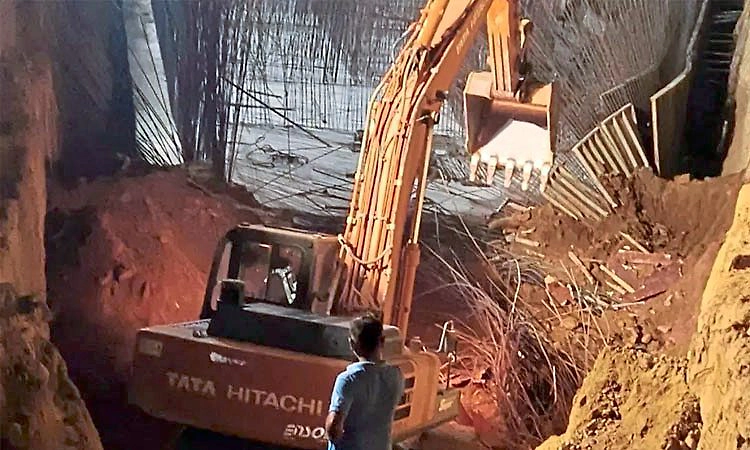 ನಿರ್ಮಾಣ ಹಂತದಲ್ಲಿದ್ದ ಕಟ್ಟಡದ ಮಣ್ಣು ಕುಸಿತ; 7 ಕಾರ್ಮಿಕರ ದುರ್ಮರಣ; ನಾಲ್ವರಿಗೆ ಗಾಯ