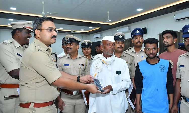 Vijayapura: ಮರಳಿ ಮಾಲೀಕರ ಕೈಸೇರಿದ ಕಳುವಾದ 340 ಮೊಬೈಲ್‌ಗಳು