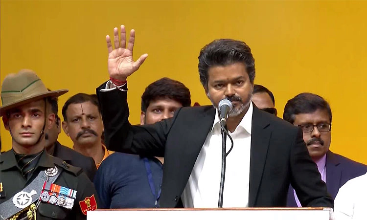 ಡಿಎಂಕೆಗೆ ವಿಜಯ್ ಶಾಕ್; ಹಲವು ಕಡತಗಳಿಗೆ ಸಹಿ: ಸಿನಿಮಾ ಸ್ಟೈಲ್ ನಲ್ಲೆ ಆಡಳಿತ ಆರಂಭ!