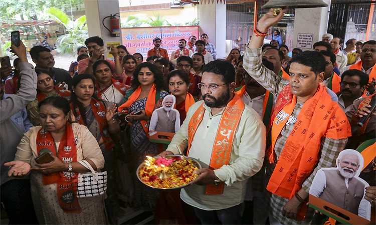 'Maha Aartis' across Gujarat as Modi becomes India's longest-serving elected PM