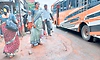 ಬಿ.ಸಿ. ರೋಡ್‌: ರೋಡಲ್ಲೇ ಬಸ್‌ ತಂಗುದಾಣ!