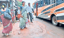 ಬಿ.ಸಿ. ರೋಡ್‌: ರೋಡಲ್ಲೇ ಬಸ್‌ ತಂಗುದಾಣ!