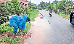 Tallur: ರಸ್ತೆಯ ನೀರಿಗೆ ಚರಂಡಿ ದಾರಿ ತೋರಿಸುವ ಕಾಯಕ !