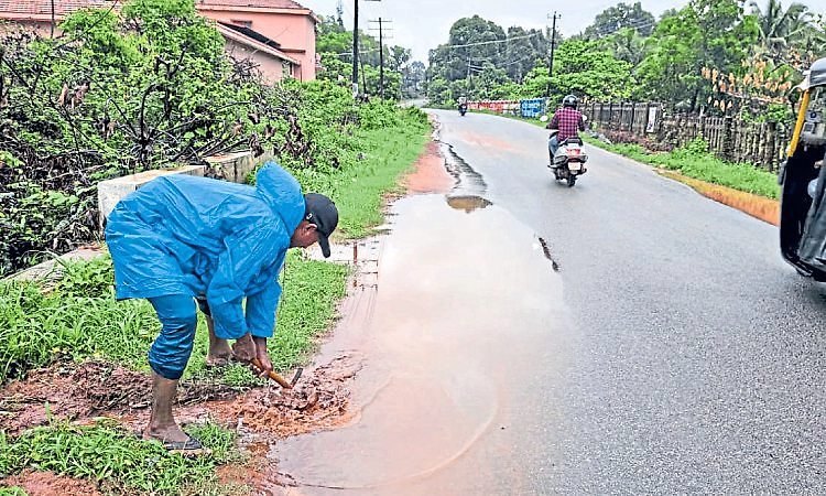Tallur: ರಸ್ತೆಯ ನೀರಿಗೆ ಚರಂಡಿ ದಾರಿ ತೋರಿಸುವ ಕಾಯಕ !