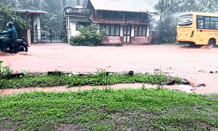 Moodbidri: ರಾಷ್ಟ್ರೀಯ ಹೆದ್ದಾರಿಯಲ್ಲೇ ಕೆಸರು ನೀರು: ಸಂಚಾರ ಸಂಕಟ