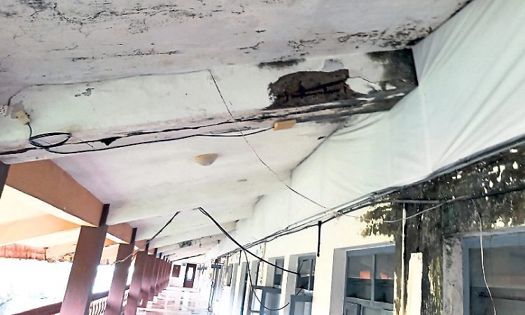 Mangaluru: ಹಳೆ ಡಿಸಿ ಕಚೇರಿಗೆ ಅನಾಥ ಪ್ರಜ್ಞೆ; ಸೋರುತ್ತಿರುವ ಕಟ್ಟಡ