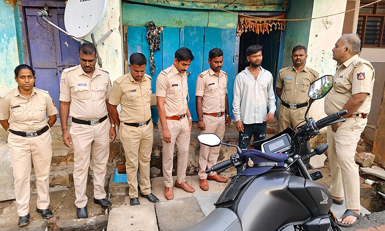 ಬೈಲಹೊಂಗಲ: ರೌಡಿ ಶೀಟರ್‌ಗಳ ಮನೆಗಳಿಗೆ ಪೊಲೀಸರು ಭೇಟಿ, ಖಡಕ್ ಎಚ್ಚರಿಕೆ