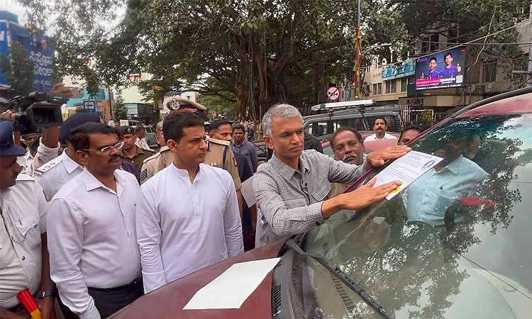 ಬೆಂಗಳೂರಿನಲ್ಲಿ ಅನಾಥ ವಾಹನಗಳ ತೆರವು ಕಾರ್ಯ ಆರಂಭ: ಫೀಲ್ಡಿಗಿಳಿದ ಸಚಿವ ಕೃಷ್ಣ ಬೈರೇ ಗೌಡ