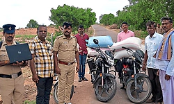 Siruguppa: ಅಕ್ರಮವಾಗಿ ಸಾಗಿಸುತ್ತಿದ್ದಪಡಿತರ ಅಕ್ಕಿ,ದ್ವಿಚಕ್ರ ವಾಹನ ವಶ.