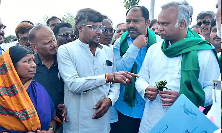 ಬರ ಪರಿಸ್ಥಿತಿ ವೀಕ್ಷಣೆ: ಬರಗಾಲ ಪೀಡಿತ ರೈತರ ಸಮಸ್ಯೆ ಆಲಿಸಿದ ಸಚಿವ ಖರ್ಗೆ