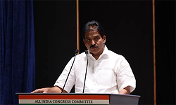 ಎಚ್ಚರದಿಂದ ಮಾತಾಡಿ: ಕಾಂಗ್ರೆಸ್‌ ಕಾರ್ಯಕ್ರಮ ಟೀಕಿಸಿದ್ದ ತರೂರ್‌ಗೆ ವೇಣು