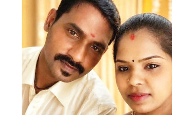 ರೀಲ್‌ ನೋಡುವ ಕಾರಣಕ್ಕೆ ಪತ್ನಿಯ ಕೊಂದು ಪತಿ ನೇಣಿಗೆ
