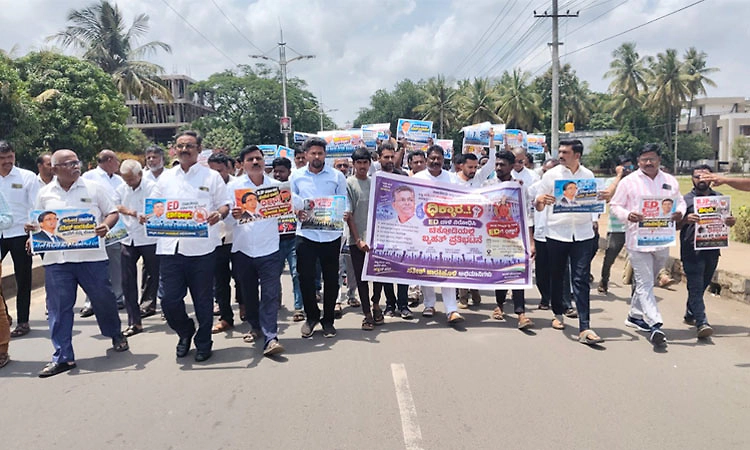 Chikkodi: ಸಚಿವ ಸತೀಶ್ ಮೇಲೆ ಇಡಿ ದಾಳಿ ಖಂಡಿಸಿ ರಾಷ್ಟ್ರೀಯ ಹೆದ್ದಾರಿ ತಡೆದು ಪ್ರತಿಭಟನೆ