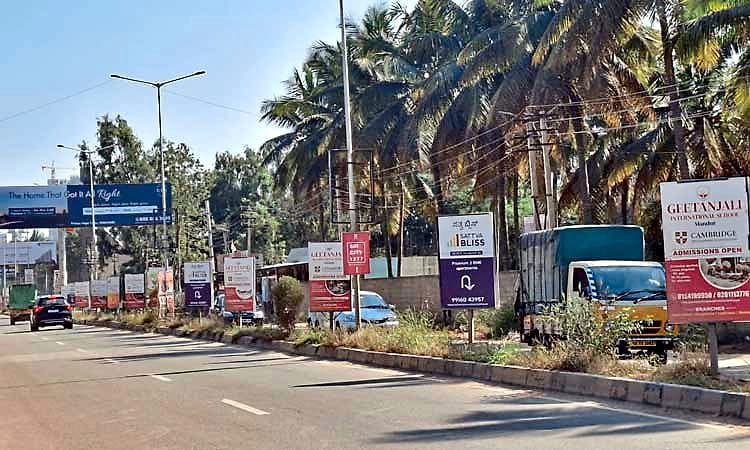 ಸರ್ಜಾಪುರ ಬಳಿ ಅನಧಿಕೃತ ಫ್ಲೆಕ್ಸ್‌ಗಳ ಹಾವಳಿ… ವಾಹನ ಸವಾರರಿಗೆ ತೊಂದರೆ