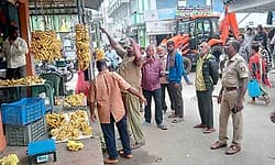 Hunsur: ಕೊನೆಗೂ ಫುಟ್ ಪಾತ್ ಒತ್ತುವರಿ ತೆರವಿಗೆ ಮುಂದಾದ ನಗರಸಭೆ ಅಧಿಕಾರಿಗಳು