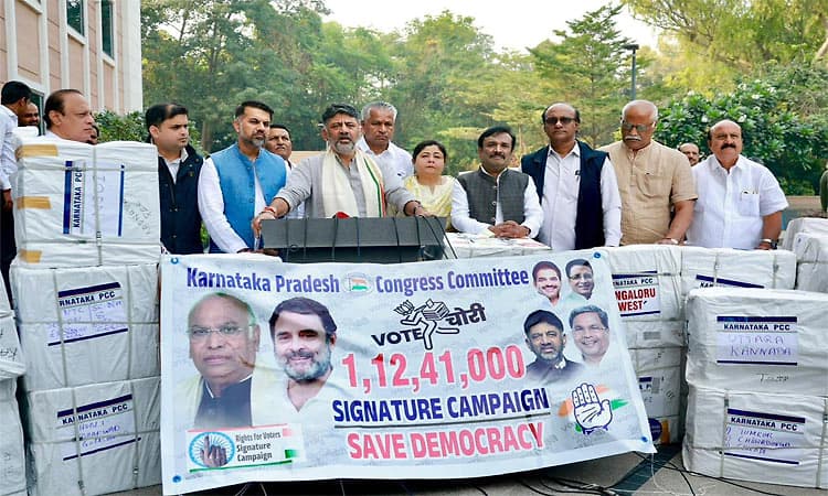 Vote Chori;ಕರ್ನಾಟಕದ 1,12,41,000 ಸಹಿಗಳ ದಾಖಲೆ ಖರ್ಗೆ ಗೆ ಸಲ್ಲಿಸಿದ ಡಿಕೆಶಿ 