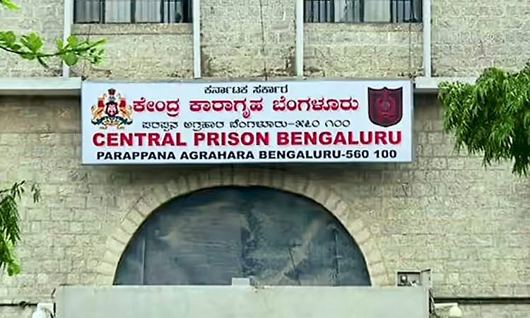 ಜೈಲಲ್ಲಿ ರಾಜಾತಿಥ್ಯ: 2 ಅಧಿಕಾರಿಗಳ ತಲೆದಂಡ