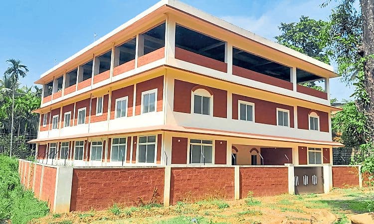 Kadaba: ಕಟ್ಟಡ ಸಿದ್ಧವಾದಾಗ ಹಾಸ್ಟೆಲೇ ಮುಚ್ಚಿದೆ!