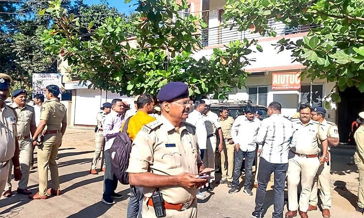 ಧಾರವಾಡ ವಿದ್ಯಾರ್ಥಿಗಳನ್ನು ಲಾಕ್ ಮಾಡಿದ ಪೊಲೀಸ್: ಹೋರಾಟ ಹತ್ತಿಕ್ಕಿದ ಕಮಿಷನರ್