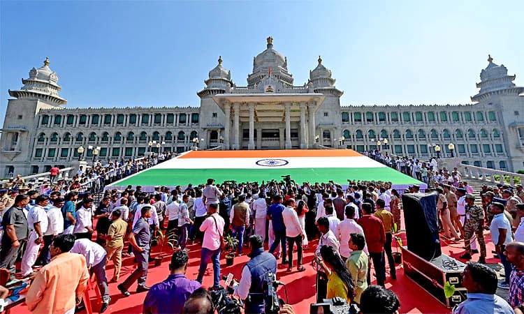 ಜಗತ್ತಿನ 2ನೇ ದೊಡ್ಡ ತ್ರಿವರ್ಣ ಧ್ವಜ ಅನಾವರಣ -75 ಅಡಿ ಅಗಲ, 55 ಅಡಿ ಧ್ವಜ