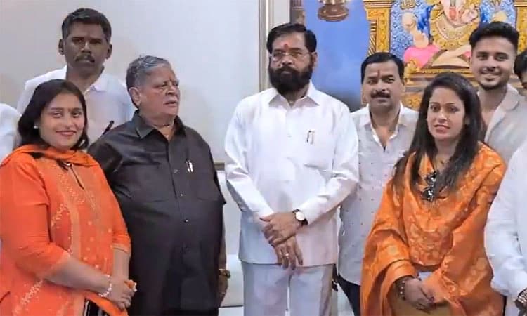 Mumbai civic polls; ಠಾಕ್ರೆ ನಿಷ್ಠಾವಂತ ಮಾಜಿ ಶಾಸಕ ದಗ್ದು ಸಕ್ಪಾಲ್ ಶಿಂಧೆ ಸೇನೆ ಸೇರ್ಪಡೆ