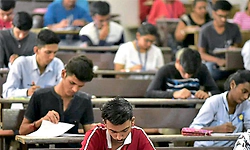 PUC ಇಂಗ್ಲಿಷ್ ಪರೀಕ್ಷೆ ವೇಳೆ ಸಾಮೂಹಿಕ ನಕಲು: ಶಿಕ್ಷಕರು ಸೇರಿ 23 ಮಂದಿ ವಿರುದ್ಧ ಎಫ್‌ಐಆರ್!