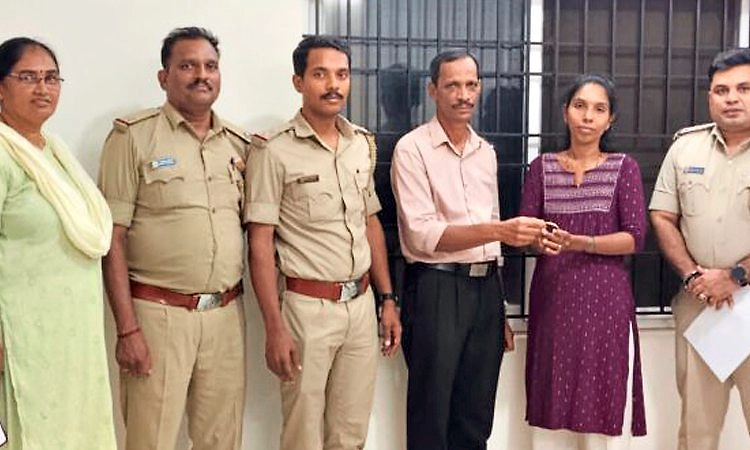 ಬಿದ್ದು ಸಿಕ್ಕ ಚಿನ್ನದ ಬಳೆ ಹಿಂದಿರುಗಿಸಿದ ವ್ಯಕ್ತಿ;ಪೊಲೀಸರಿಂದ ಅಭಿನಂದನಾ ಪತ್ರದೊಂದಿಗೆ ಗೌರವ