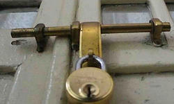 Kasaragod; ಕುಟುಂಬ ಕಲಹ; ಮನೆಗೆ ಬೀಗ ಜಡಿದ ಮಹಿಳೆ