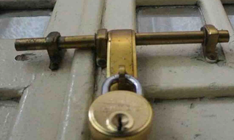 Kasaragod; ಕುಟುಂಬ ಕಲಹ; ಮನೆಗೆ ಬೀಗ ಜಡಿದ ಮಹಿಳೆ