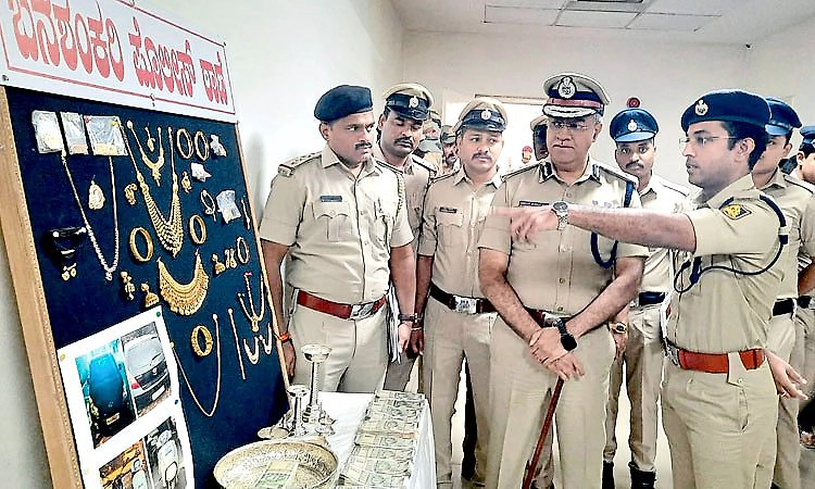 ಬೆಂಗಳೂರು: ಮನೆಗಳ್ಳತನ: ಐವರ ಸೆರೆ, 1.2 ಕೋಟಿ ರೂ.ಚಿನ್ನ ಜಪ್ತಿ