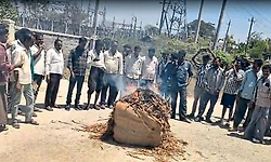 ಬೆಲೆ ಕುಸಿತಕ್ಕೆ ಬೆಳೆಗಾರರ ಆಕ್ರೋಶ;ಹೊಗೆಸೊಪ್ಪು ರಸ್ತೆಗೆ ಸುರಿದು ಬೆಂಕಿ ಹಚ್ಚಿ ಪ್ರತಿಭಟನೆ