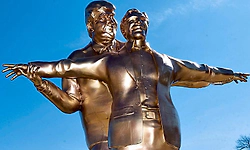 ಜಾಕ್-ರೋಸ್ ಸ್ಟೈಲ್‌ನಲ್ಲಿ ಟ್ರಂಪ್ ಮತ್ತು ಎಪ್ಸ್ಟೀನ್ ಪ್ರತಿಮೆ: ಅನಾಮಧೇಯ ಕಲಾವಿದರ ಕೈಚಳಕ!